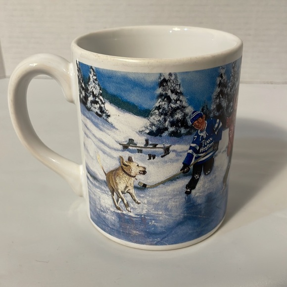 Tim Hortons limited edition collector series # 003 Skating pond. Coffee/tea mug - Picture 4 of 6